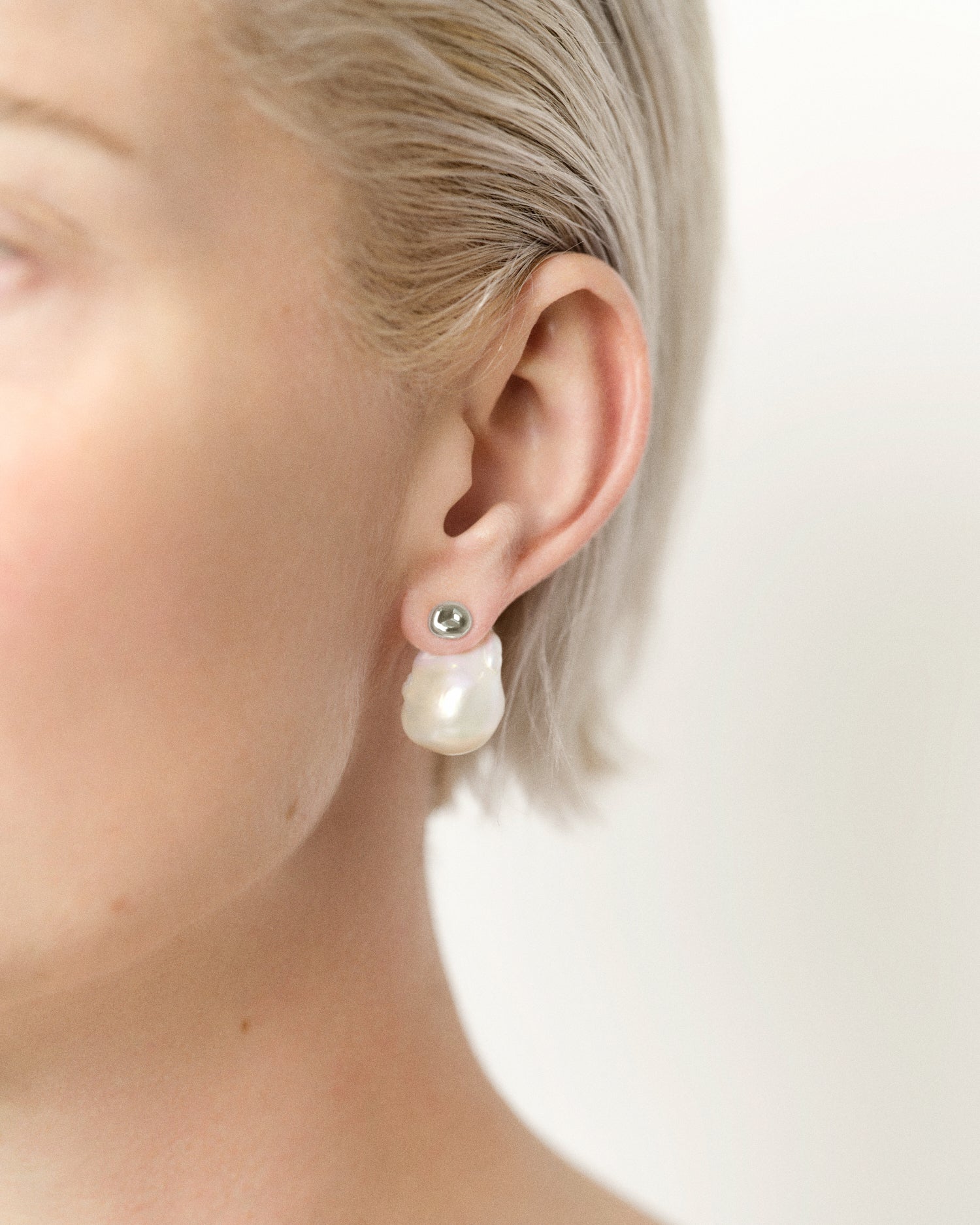 The Pearl Earrings - White Gold