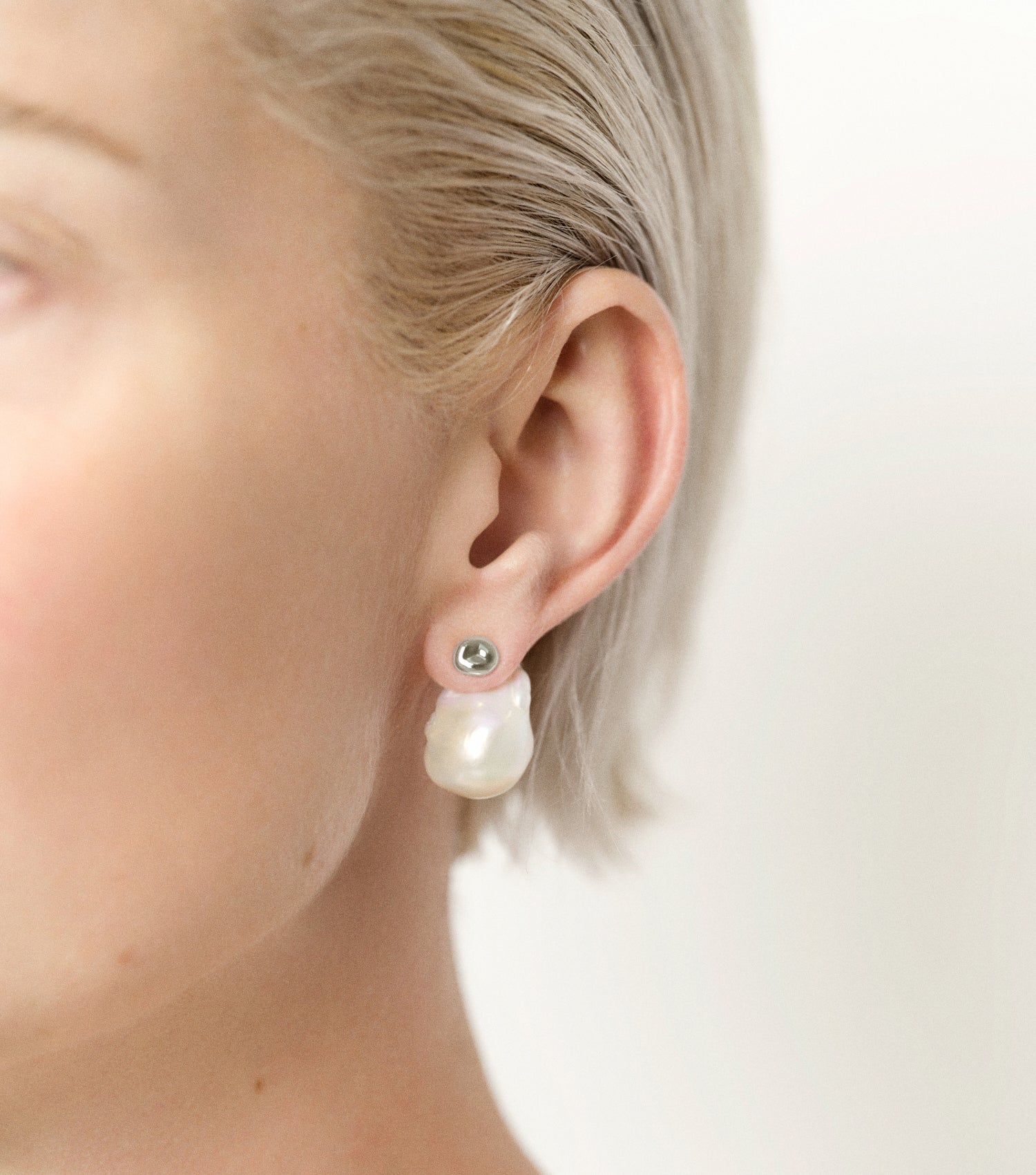 The Pearl Earrings - White Gold