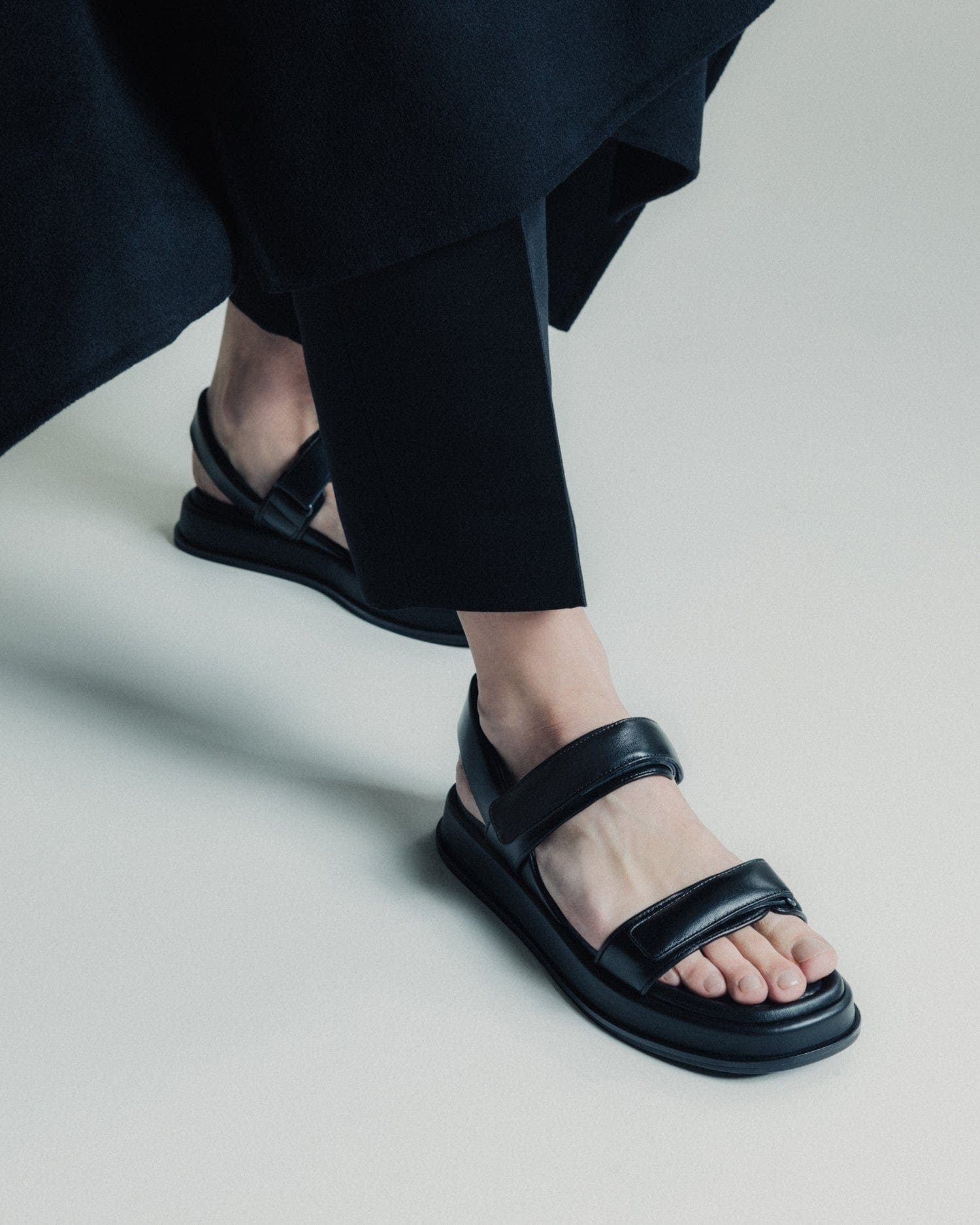 ESSĒN The Sporty Sandal - Black